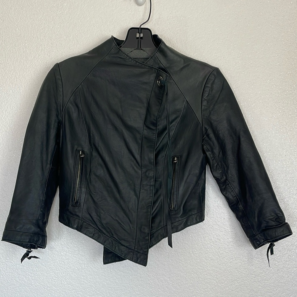 Chic Black Leather Jacket - image 5